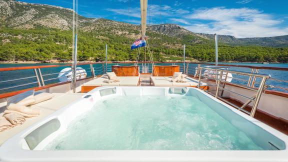 In the spacious XXL whirlpool on the deck you can also enjoy a beautiful view of the surroundings.